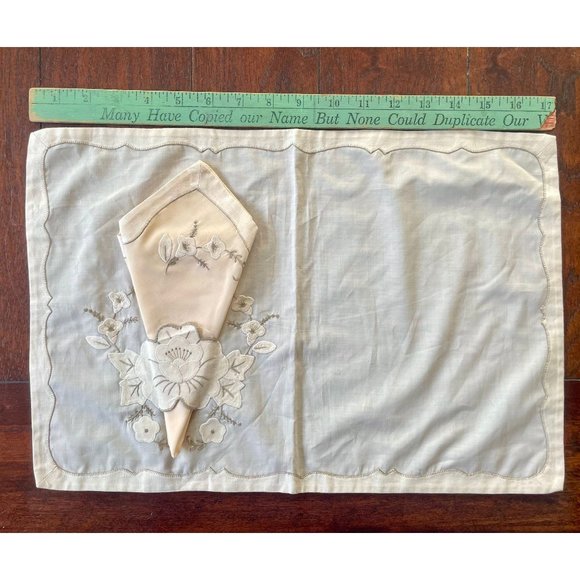 Vintage Napkins & Doilies set of 4 napkins n 4 doilies light yellow pocket decor - Picture 7 of 8